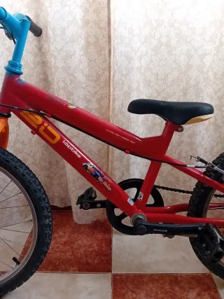 Bicicleta infantil roja