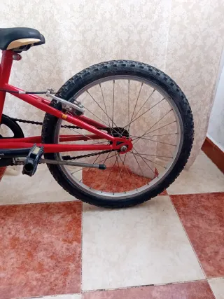 Bicicleta infantil roja