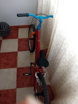 Bicicleta infantil roja