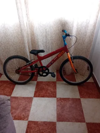 Bicicleta infantil roja