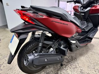 Honda Forza 125 Maxiscooter Roja mate
