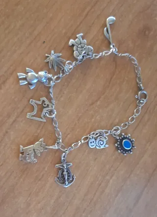 Pulsera de plata con dijes