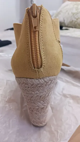Sandalias cuña mostaza T-38