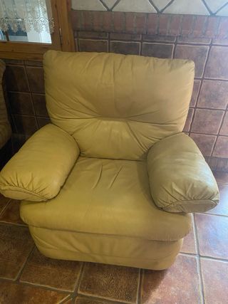 Sofá de piel color crema