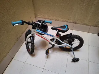 Bicicleta infantil con casco