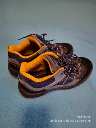 Zapatos de trabajo negros y grises