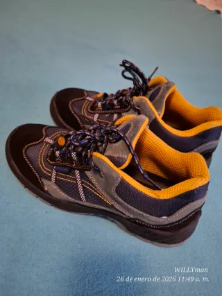 Zapatos de trabajo negros y grises