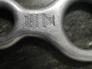 Descensor 8 Escalada y Barranquismo