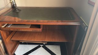 Escritorio madera y piel con bandeja teclado