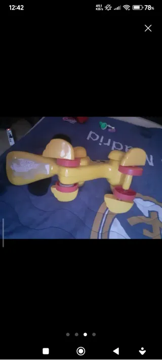 Perro de juguete amarillo con manchas