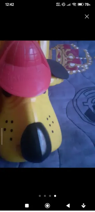 Perro de juguete amarillo con manchas