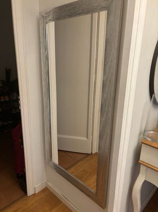 Espejo de pared plateado con marco texturizado