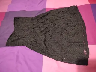 Abito o maglia in pizzo nero senza spalline