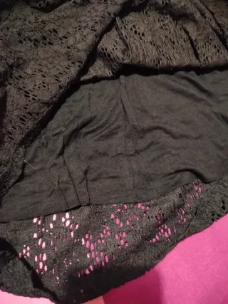 Abito o maglia in pizzo nero senza spalline