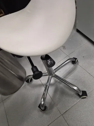 Taburete giratorio blanco y plateado