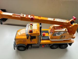 Camión grúa de juguete con luces y sonidos