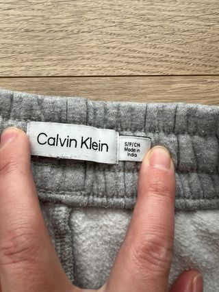 Pantalón deportivo Calvin Klein gris