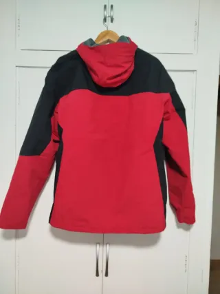 Chaqueta roja y negra