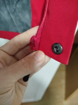 Chaqueta roja y negra