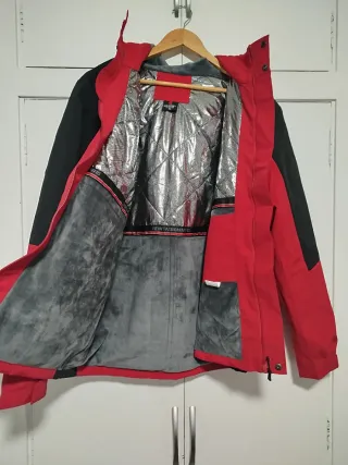 Chaqueta roja y negra