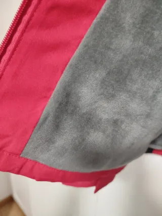 Chaqueta roja y negra