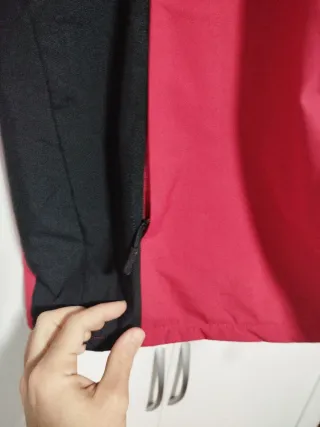 Chaqueta roja y negra