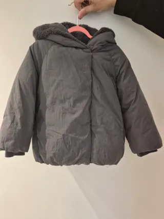 Chaqueta gris con capucha