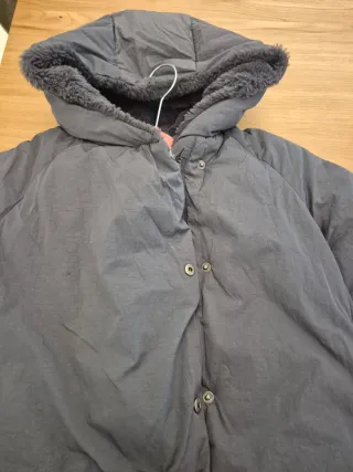 Chaqueta gris con capucha