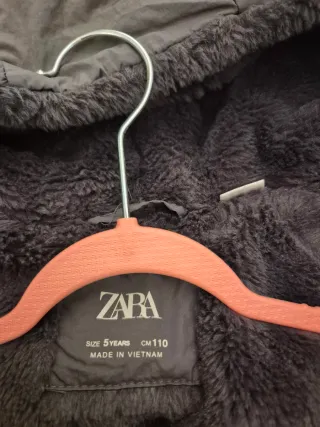 Chaqueta gris con capucha