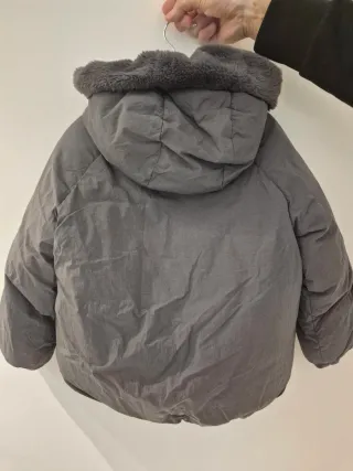 Chaqueta gris con capucha