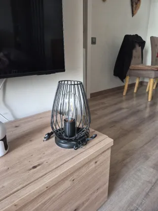 Lámpara de mesa negra jaula