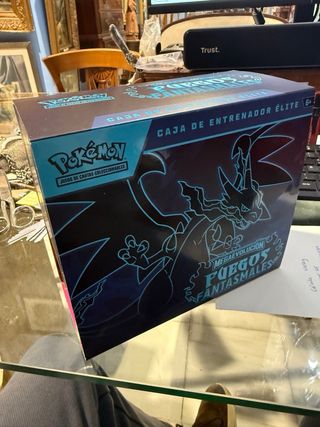 Pokémon TCG: ETB Fuegos Fantasmales (Phant. Forces