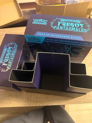 Pokémon TCG: ETB Fuegos Fantasmales (Phant. Forces