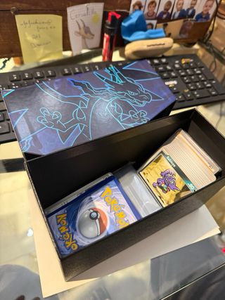 Pokémon TCG: ETB Fuegos Fantasmales (Phant. Forces