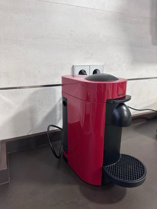 Cafetera Nespresso Vertuo Plus Roja