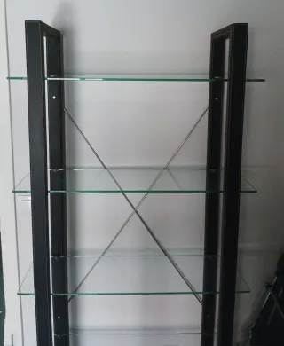 Vitrina minimalista cristal y cuero