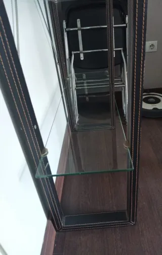 Vitrina minimalista cristal y cuero