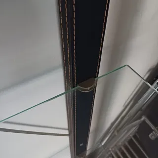 Vitrina minimalista cristal y cuero