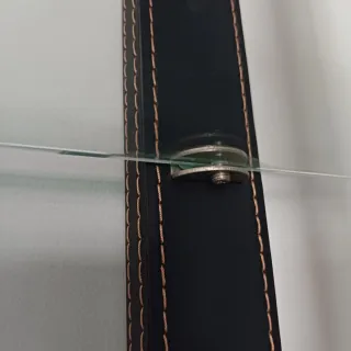 Vitrina minimalista cristal y cuero