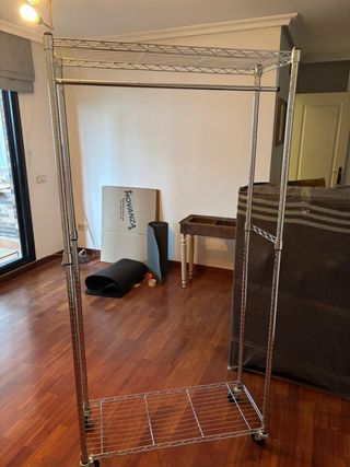 Burro perchero metálico con ruedas