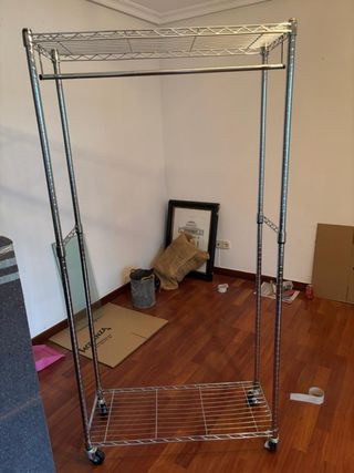 Burro perchero metálico con ruedas