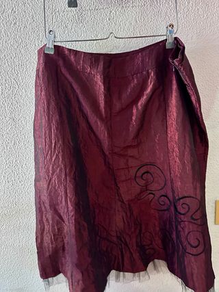 Traje de fiesta negro y rojo