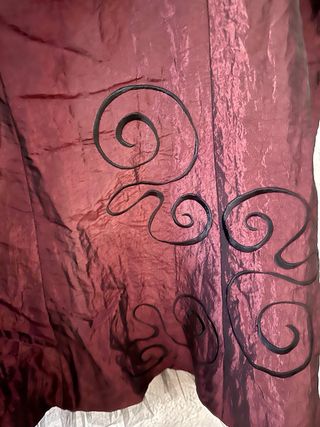 Traje de fiesta negro y rojo