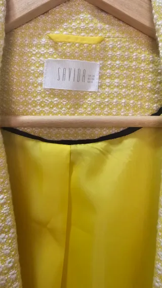 Elegante abrigo dorado y amarillo