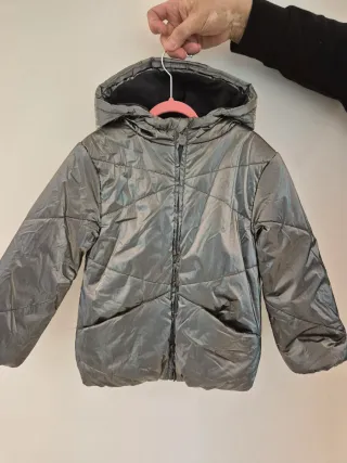 Chaqueta gris acolchada con capucha