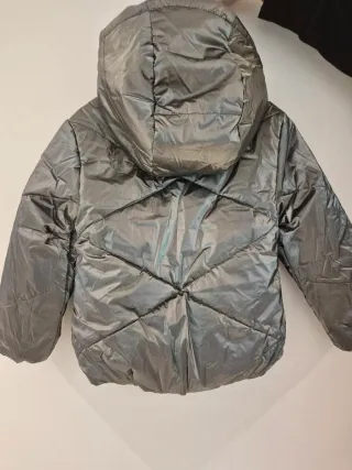 Chaqueta gris acolchada con capucha