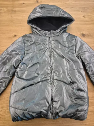 Chaqueta gris acolchada con capucha