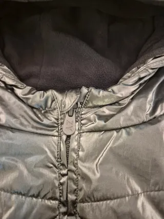 Chaqueta gris acolchada con capucha