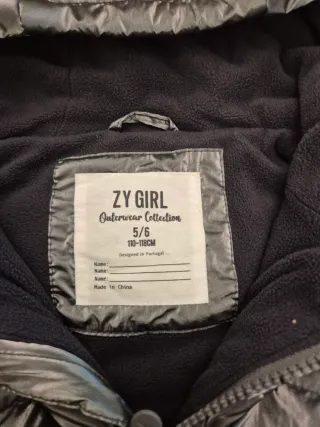 Chaqueta gris acolchada con capucha