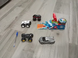 Lote 4 coches monster truck y lanzador